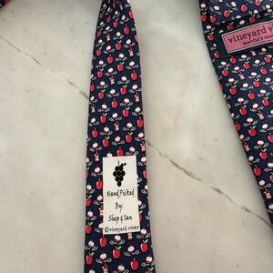 Vineyard Vines  Navy Apple & Cup Pattern Tie